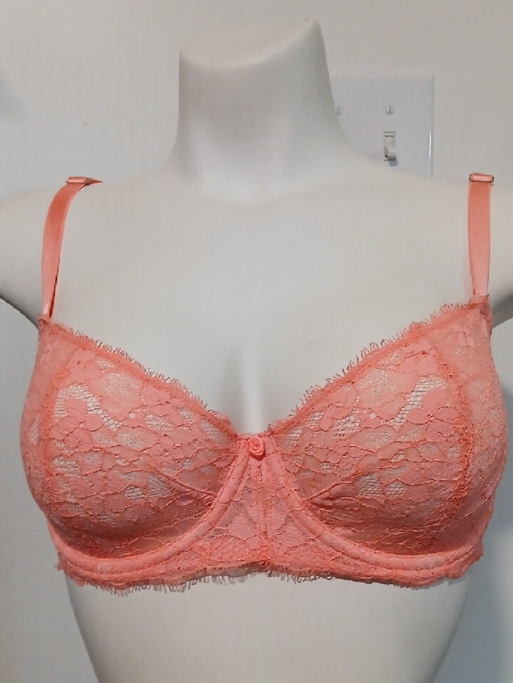 Victoria's Secret Dream Angels Push Up Lace W/O Padding Bra in Coral Peachy Pink - Picture 2 of 16